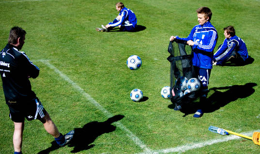 Nicklas Bärkroth, IFK Göteborg, samlar in bollar