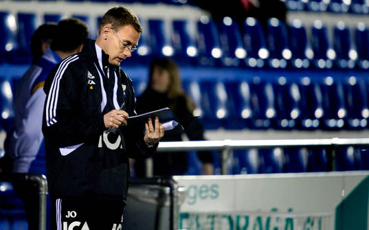 Jonas Olsson, tränare IFK Göteborg tittar i sin pärm