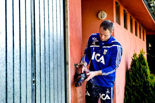 Kim Christensen, målvakt tvättar skorna