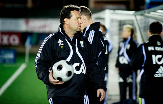 Stefan Rehn, tränare i IFK Göteborg bär en boll