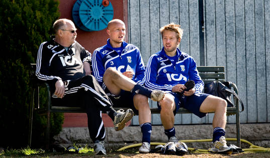 Nicklas Carlsson, Adam Johansson sitter på en bänk