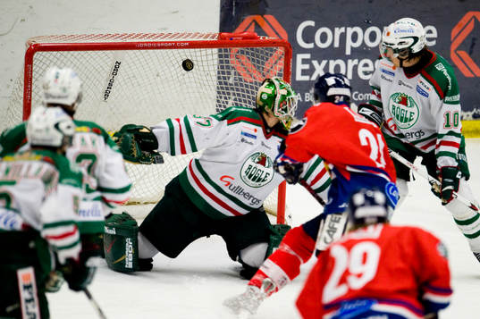 Pucken bakom Cristopher Nihlstorp, målvakt, Rögle