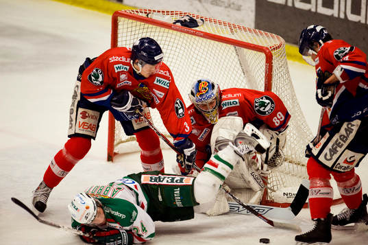 Cam Abbott, Rögle, faller framför Christoffer Bengtsberg,