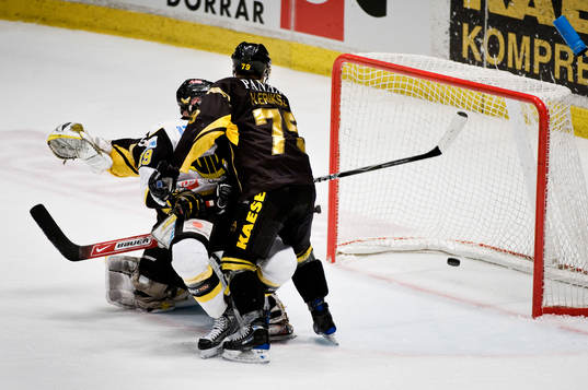 Den sista avgörande pucken på tilläggstid går in i AIKs