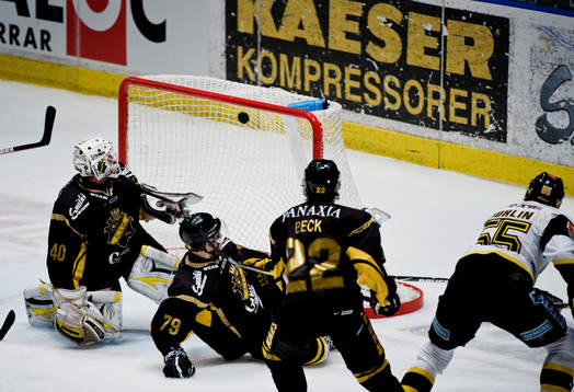 Patrik Juhlin, Västerås flippar in pucken bakom ett