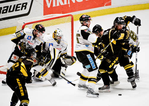 Stökigt framför Västerås mål utan att AIK får