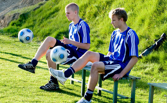 Erik Lund och Robin Söder bollar sittande