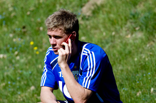 Pontus Wernbloom pratar i telefon