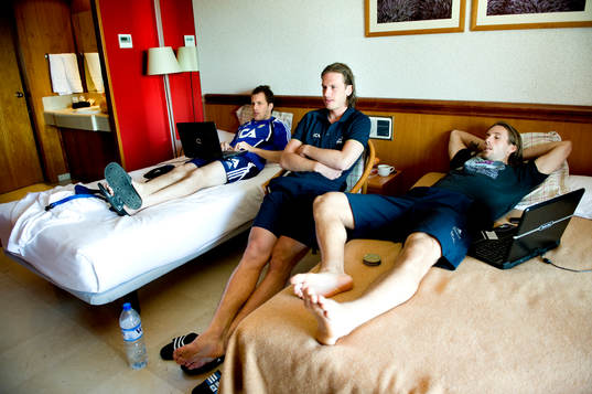 Tobias Hysen, Gustav Svensson och Mattias Bjärsmyr tittar