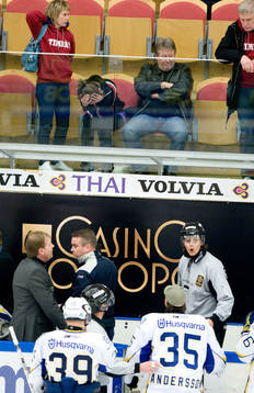 Timråsupportrar skriker och kastar saker på HV71-spelarna