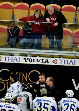 Timråsupportrar skriker och kastar saker på HV71-spelarna