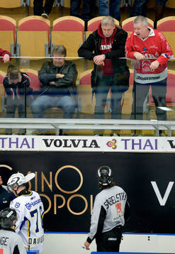Timråsupportrar skriker och kastar saker på HV71-spelarna