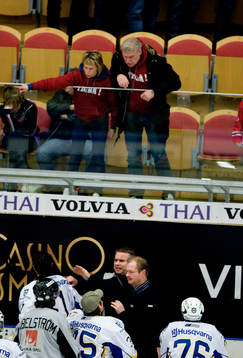 Timråsupportrar skriker och kastar saker på HV71-spelarna