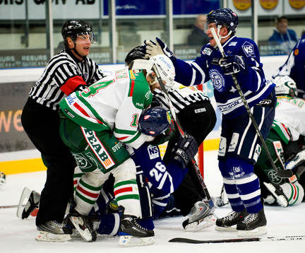Ulf Rönnmark, domare och Mikael Gath, Rögle, slagsmål,