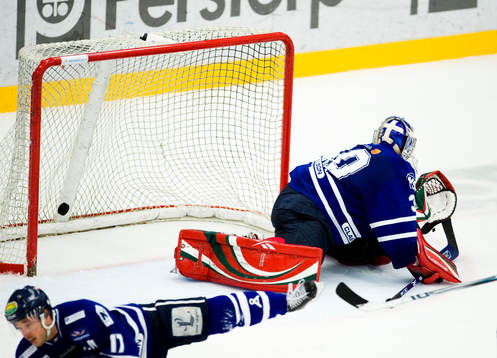 Pucken bakom Jere Myllyniemi, målvakt, Leksand