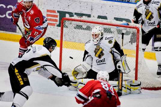 Pucken seglar in framför Christopher Heino-Lindberg,