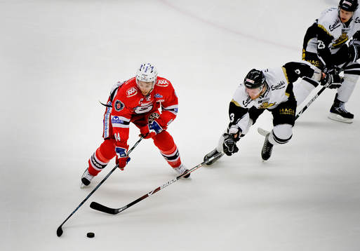 Andreas Jungberck, AIK jagar puck och Dragan Umicevic,
