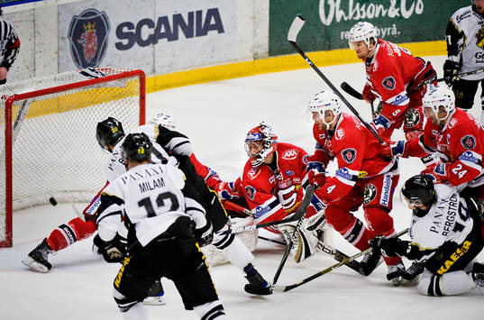Daniel Bång, AIK slår in pucken medans Södertälje