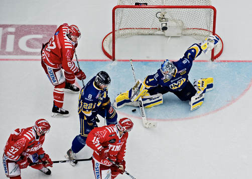 Stefan Liv, målvakt, HV71, räddar ett skott