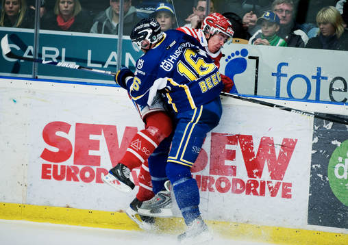 Kristopher Beech, HV71, tacklar en Timrå-spelare