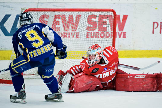 Mattias Tedenby, HV71, gör 1-0 bakom Magnus Åkerlund,