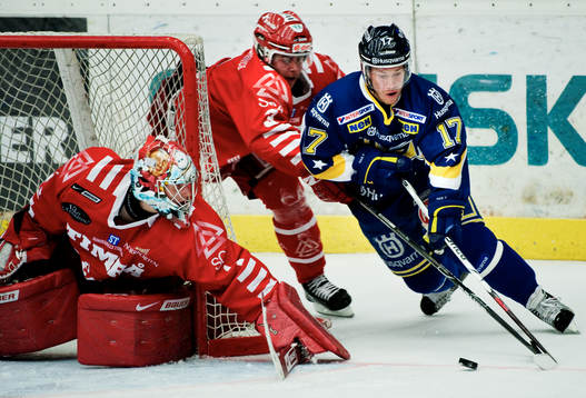 Andreas Falk, HV71, rundar målvakten