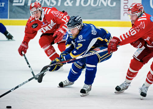 Per Gustafsson, HV71, åker igenom Timrå-försvaret