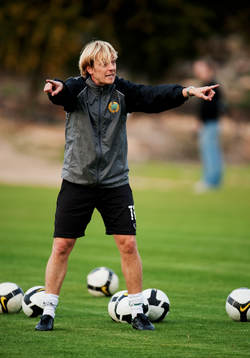 Tony Gustavsson, tränare, ger instruktioner