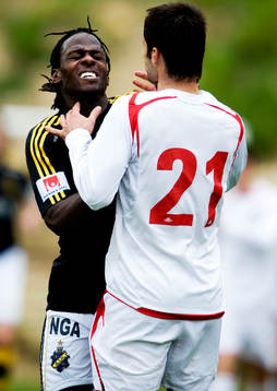 Martin Kayongo Mutumba, AIK, bråkar med en ryss