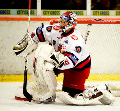 Henrik Karlsson, målvakt, Södertälje, jonglerar