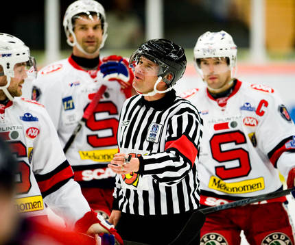 Patrik Sjöberg, domare, var tillbaka på isen