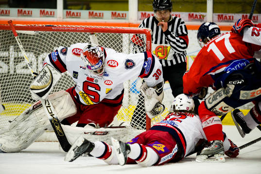 Tight framför Henrik Karlsson, målvakt, Södertälje