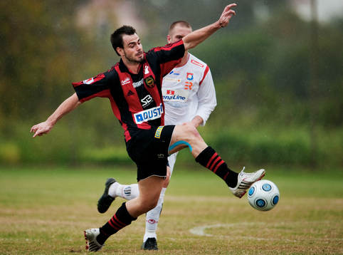 Andreas Eriksson, Brommapojkarna, är först på bollen
