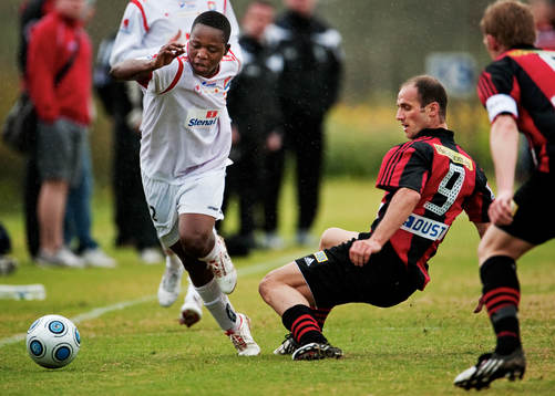 Boyd Mwila, Örgryte, tar sig förbi Imad Chhadeh,