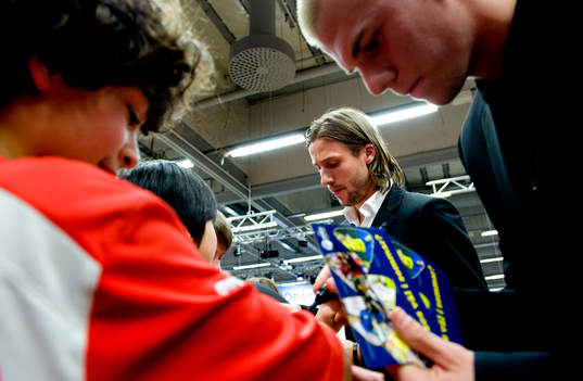 Mattias Bjärsmyr och Erik Lund skriver en autograf