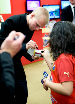 Erik Lund skriver en autograf
