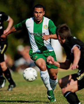 Charlie Davies, Hammarby, tar sig igenom Örebro-försvaret