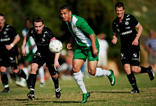 Charlie Davies, Hammarby, tar sig igenom Örebro-försvaret