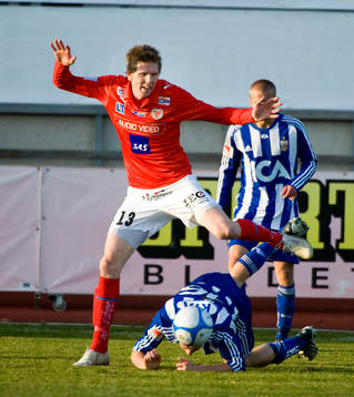 David Elm, Kalmar, flyger över en Göteborgsspelare