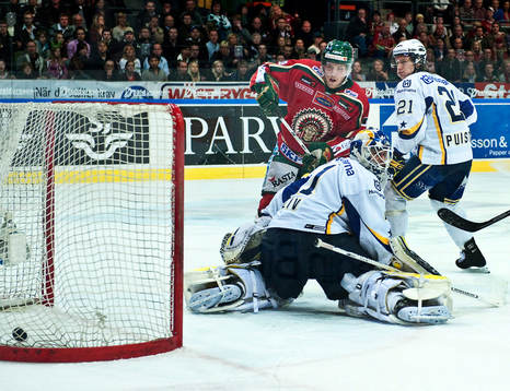 1-0 till Frölunda bakom Stefan Liv, målvakt, HV71. Joakim