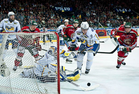 Yared Hagos ser Stefan Liv, målvakt, HV71, göra en
