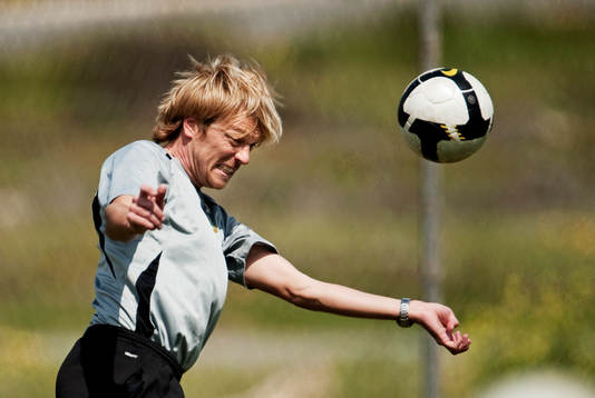 Tony Gustavsson, tränare, nickar bollen