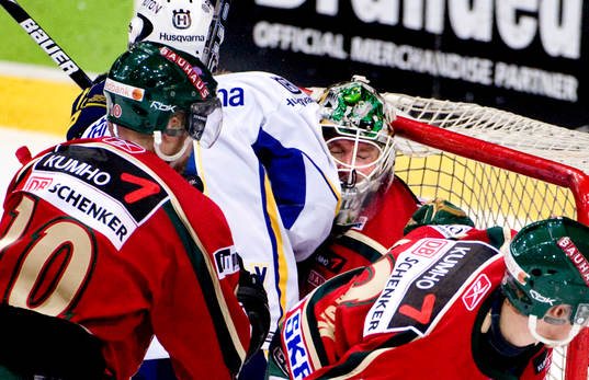 Johan Holmqvist, målvakt, Frölunda blir påkörd