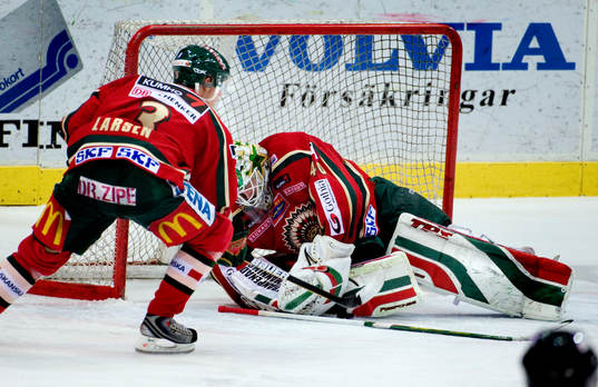 Johan Holmqvist, målvakt, i Frölunda och domaren tror att