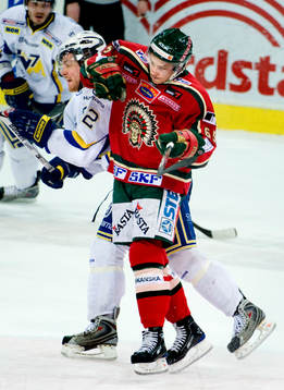 Erik Karlsson, Frölunda armbågstacklar David Petrasek,