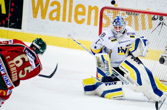 Emil Karlsson, Frölunda skjuter i stolpen bakom Stefan