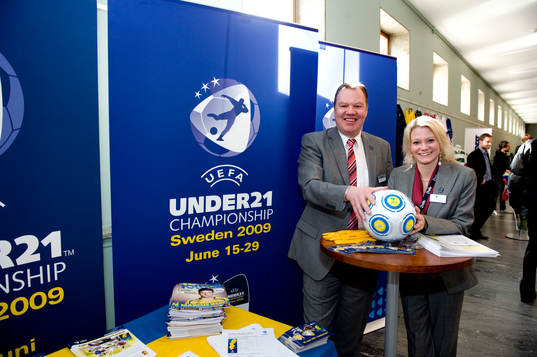Maria Niklasson och Karl-Erik Nilsson står i U21-EM montern