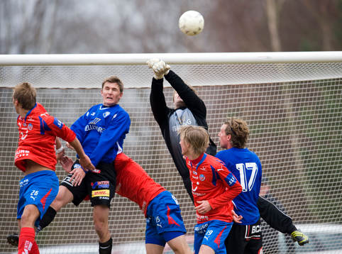 Fredrik Persson, målvakt, Trelleborg, rensar en hörna
