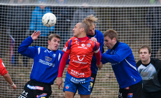 2-målsskytten Henrik Larsson har en nick centimetrarna