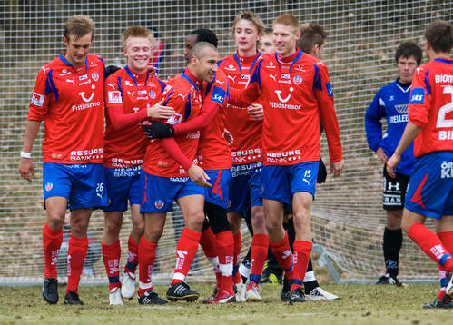 2-målsskytten Henrik Larsson grattas